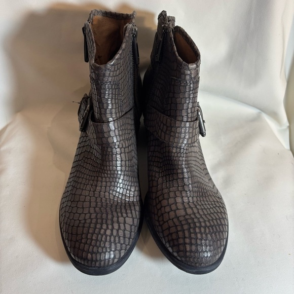 DONALD PLINER Sz 8.5 Dalis Stacked Heel Embossed Back Hooded Almond Toe Boots - Picture 3 of 11